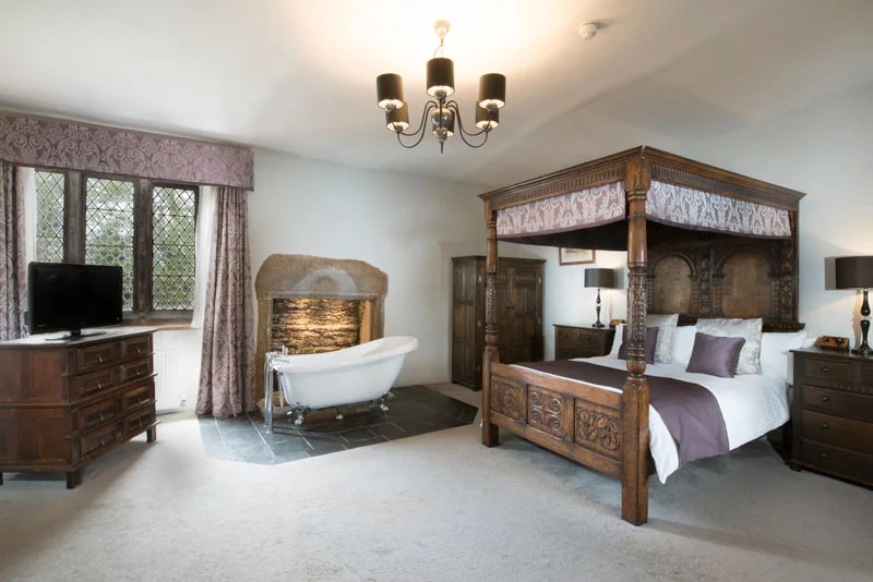 four-poster-bed-furnishings