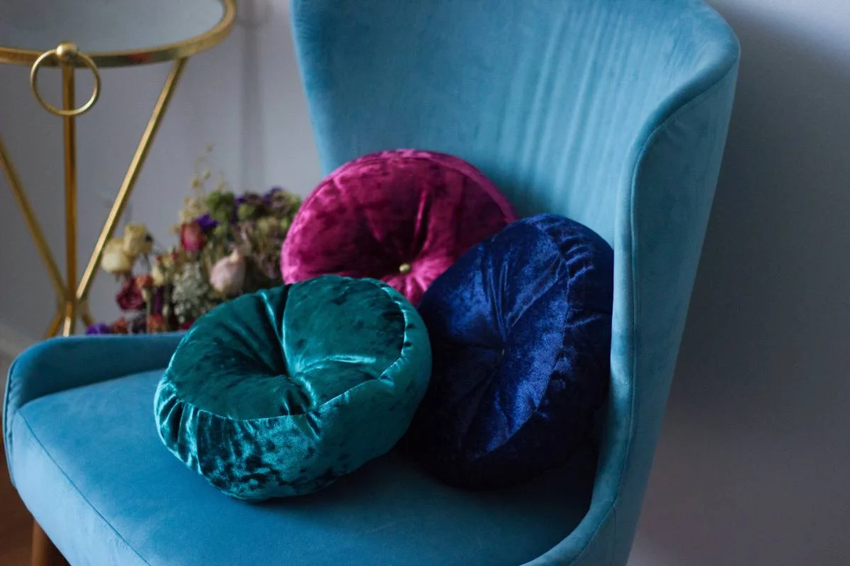Velvet cushions Round velvet cushions with button detail