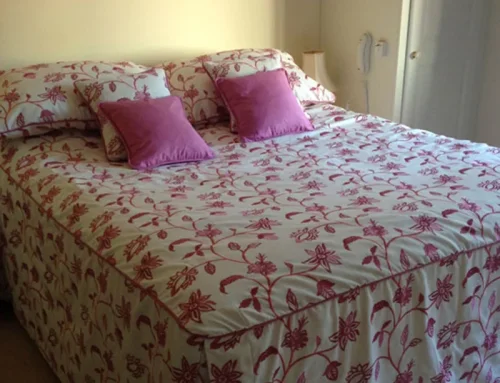 Bedspread with scatter cushions